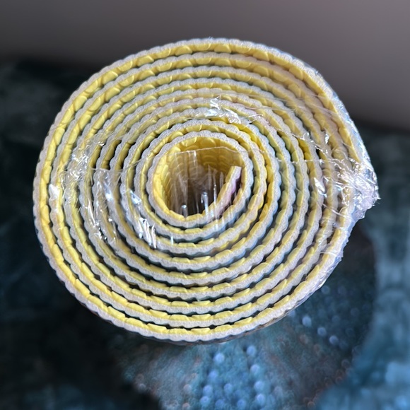 Brand new Fabletics Yoga Mat - Picture 3 of 3